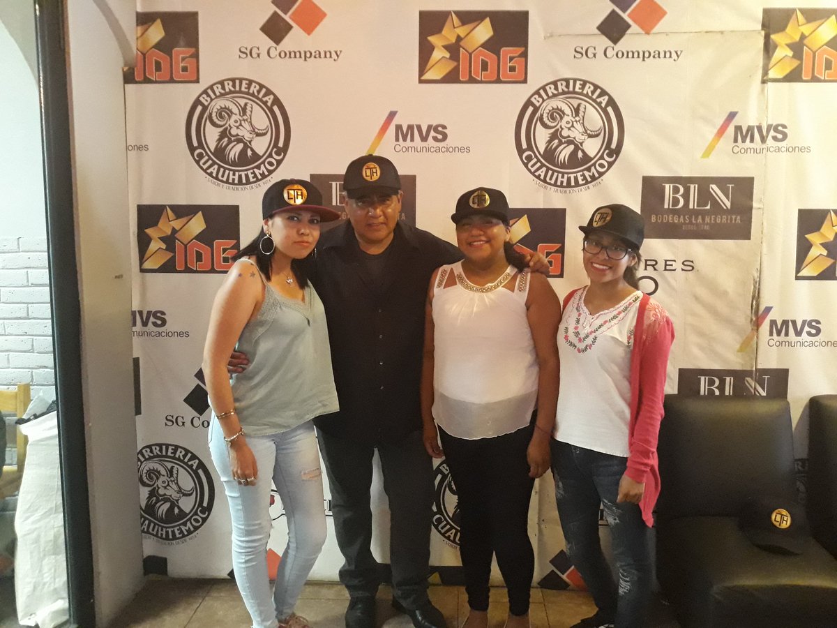 idgruperaofi's tweet photo. Ya comenzamos en https://t.co/5cGGC6o2pa #FansIDG con @mikeidg y @YoTony_ esta tarde nos acompaña el club #LasJoyasDeLorenzoTrujillo en apoyo a @LorenzoLTH donde nos van a platicar sus anecdotas, por que inicía este club y más. 📻🎙🎵 ¡Ponle ya! RT 😎 https://t.co/I6D7xb9Sf5