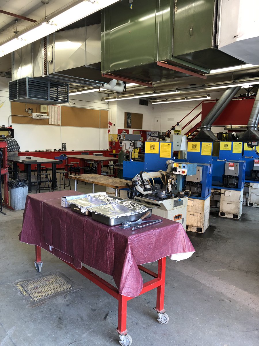 LDSBmyskillset's tweet photo. @SHSManu_LDSB open house.  What a beautiful night for a bbq.  Everything set up and food being cooked.  Thanks to the tech staff for a great event.  Well done @ScotGillam @LimestoneFocus @LimestoneDSB https://t.co/n4cUZVErcO