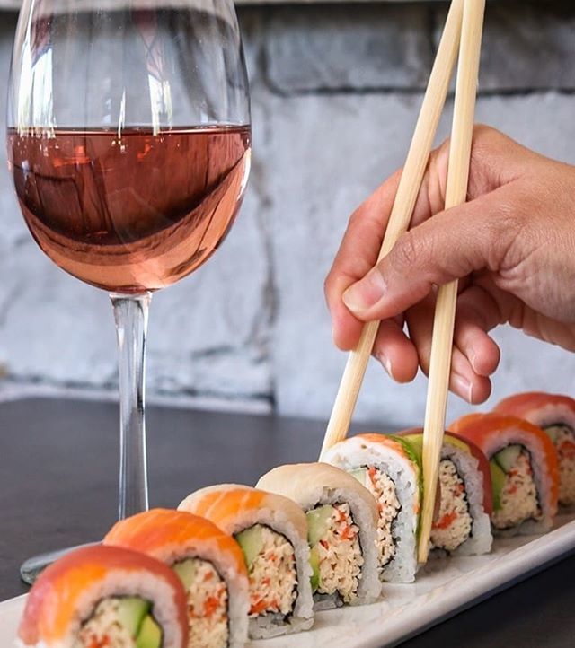 Ah, you're a fellow rosé fan?  I like the way you roll. 🍷🍣🍷🍣🍷🍣
.
.
. 
#happyhour #itsfiveoclocksomewhere #passtherosé #instacocktails #drinkspecial #instaeats #craftcocktails #eatdrinkandbemerry #lotsoflaughs #onthetable #kceats #visualsoflife #f… bit.ly/2JLuNzW