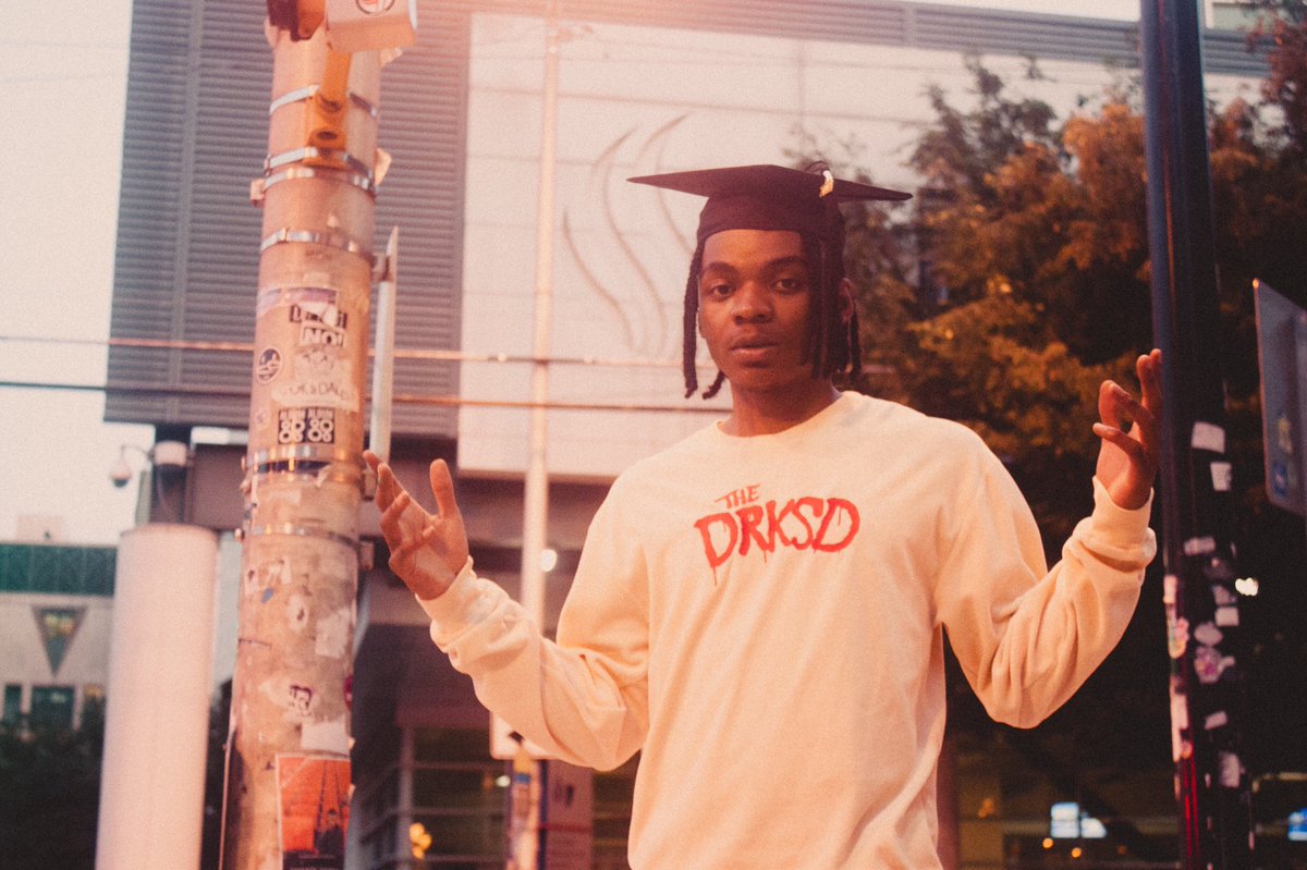 denzelthesage's tweet image. graduated from gsu a few weeks ago, only up from here on out 🌠 #firstgenerationgraduate #degreed #finishwhatyoustart