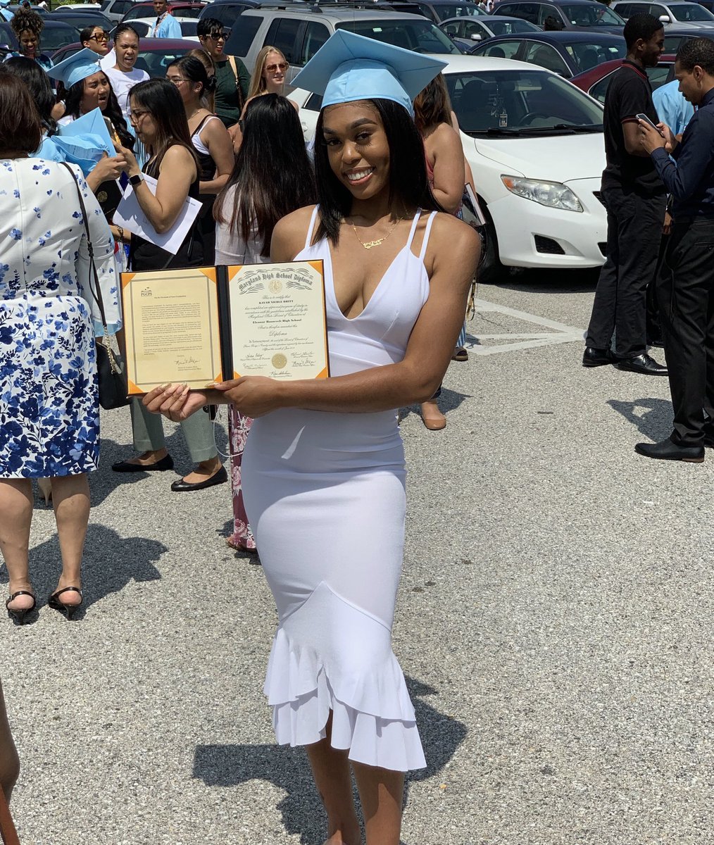 ___YAAYA's tweet photo. officially done with high school 🤩 https://t.co/FuS42IWwil