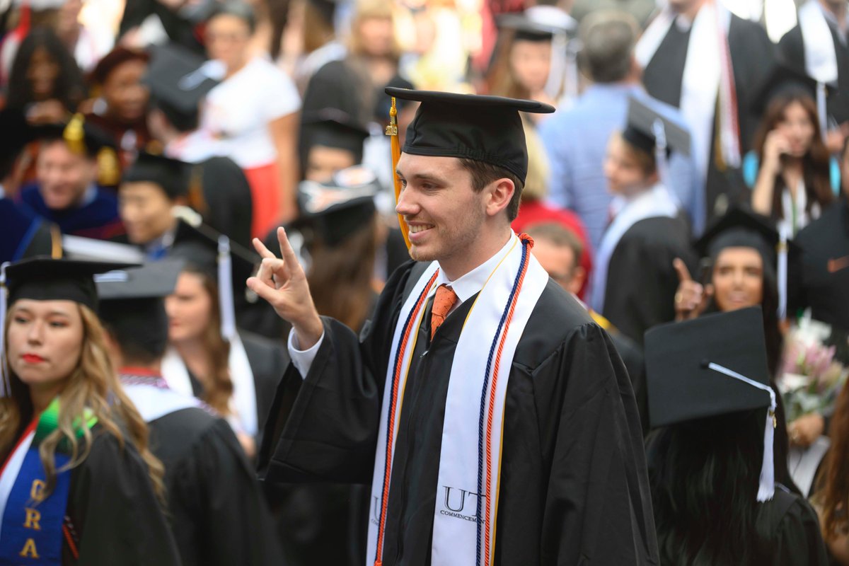 UTAustin's tweet image. Can't stop thinking about last weekend 🤘 

More 📸 from #UTGrad19: utex.as/3126K5k