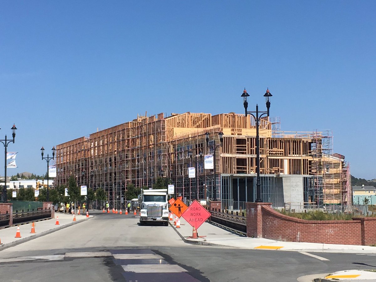 OpticosDesign's tweet image. Note the step down in scale and breaking up large building to look like multiple smaller buildings. All requirements in our #waterfrontdistrict #formbasedcode. #objectivedesignstandards.