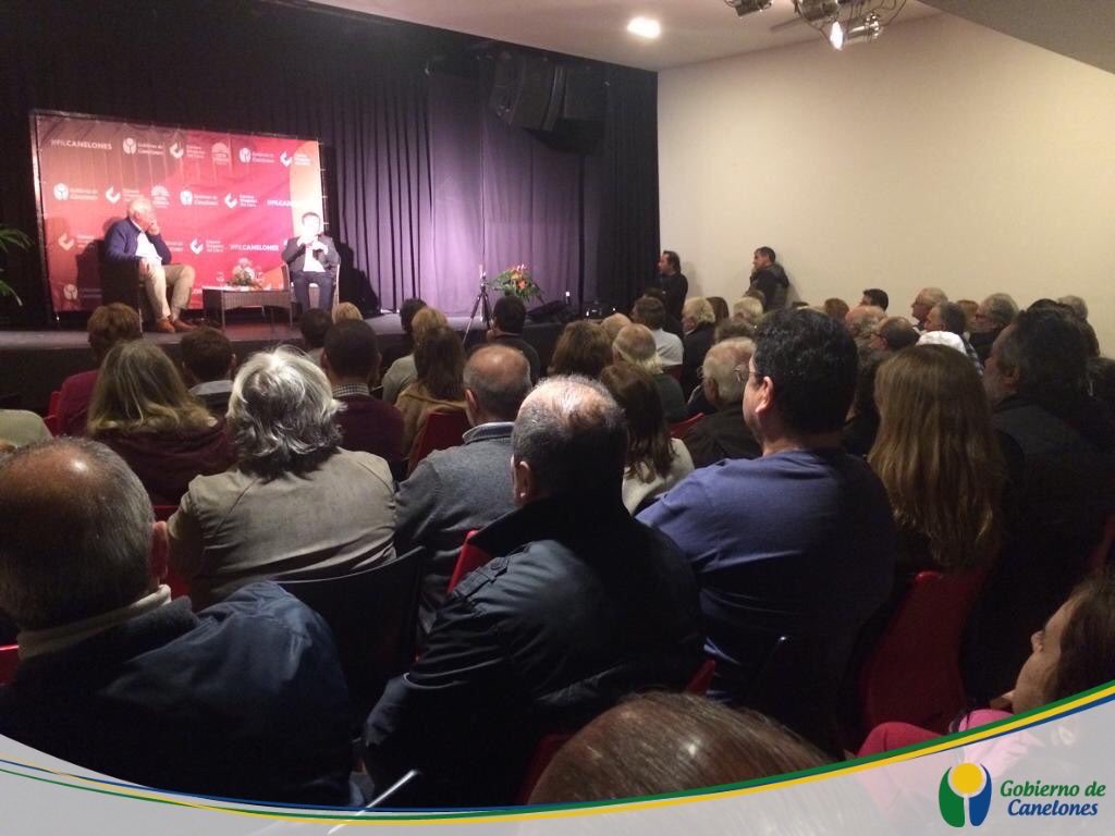 RadioSarandi690's tweet photo. #FILC2>Con gran participación de público se desarrolla #ahora en @filcanelones la Conferencia del periodista y politólogo @claudioofantini, junto a Raúl Ponce de León @rpdel. Dos figuras de @RadioSarandi690 en el Costa Urbana. https://t.co/tELmDnhUUq