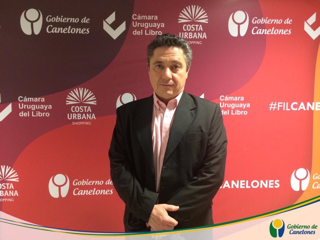 RadioSarandi690's tweet photo. #FILC2>Con gran participación de público se desarrolla #ahora en @filcanelones la Conferencia del periodista y politólogo @claudioofantini, junto a Raúl Ponce de León @rpdel. Dos figuras de @RadioSarandi690 en el Costa Urbana. https://t.co/tELmDnhUUq
