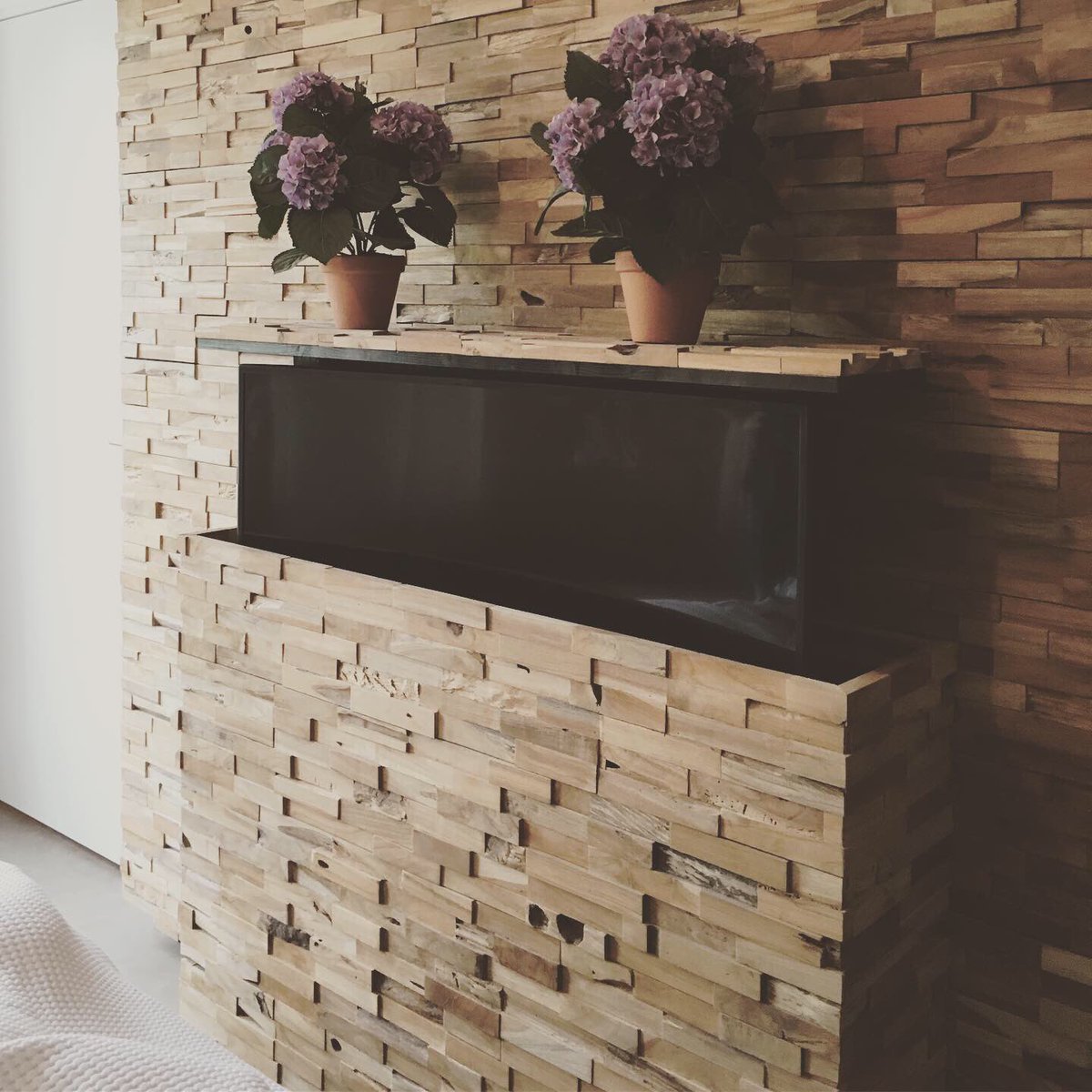 MaccDesign's tweet photo. Houtenwand met TV?  #woodworking #woodlove #houtenwand #handmade #opmaatgemaakt #maatwerk #daarhoutikvan #hout #wood #interieurinspiratie #interiordesign #maccdesign #tvwand #tvlift #omdathetkan #mooiwerk https://t.co/w92xbMHPH2
