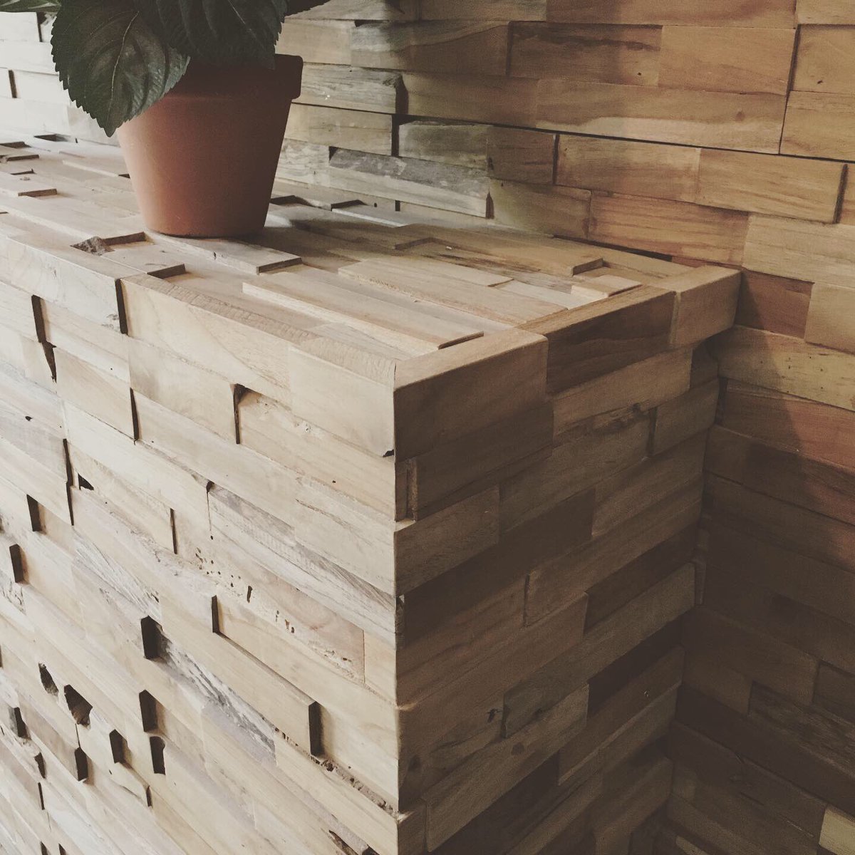 MaccDesign's tweet photo. Houtenwand met TV?  #woodworking #woodlove #houtenwand #handmade #opmaatgemaakt #maatwerk #daarhoutikvan #hout #wood #interieurinspiratie #interiordesign #maccdesign #tvwand #tvlift #omdathetkan #mooiwerk https://t.co/w92xbMHPH2