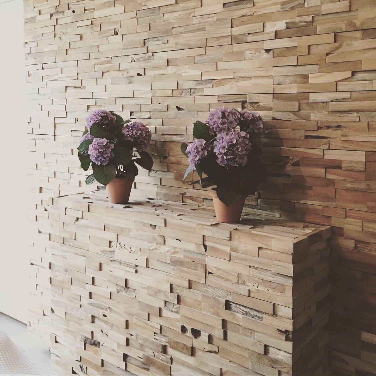 MaccDesign's tweet photo. Houtenwand met TV?  #woodworking #woodlove #houtenwand #handmade #opmaatgemaakt #maatwerk #daarhoutikvan #hout #wood #interieurinspiratie #interiordesign #maccdesign #tvwand #tvlift #omdathetkan #mooiwerk https://t.co/w92xbMHPH2