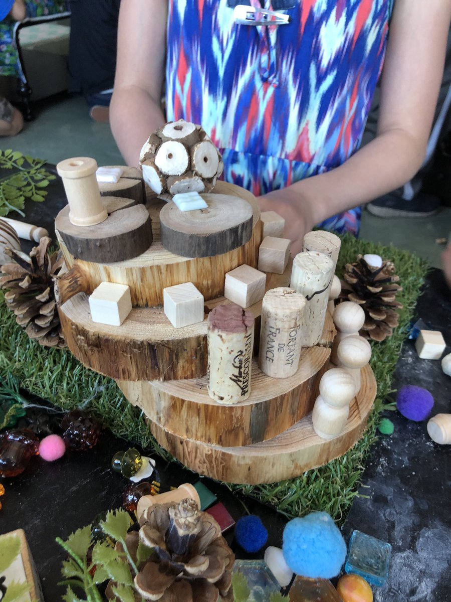 bourne_carrie's tweet image. La joie est vivante en immersion!  J’aime bien accueillir les classes de @homma_school @bridgebulldogs et @dixondragons à la tanière @gilmoregriffins pour explorer la forêt et l’environnement #sd38learn