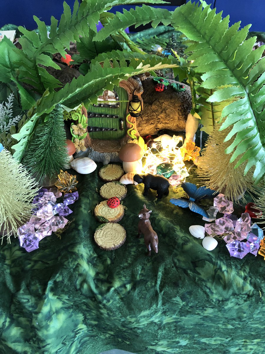 bourne_carrie's tweet image. La joie est vivante en immersion!  J’aime bien accueillir les classes de @homma_school @bridgebulldogs et @dixondragons à la tanière @gilmoregriffins pour explorer la forêt et l’environnement #sd38learn