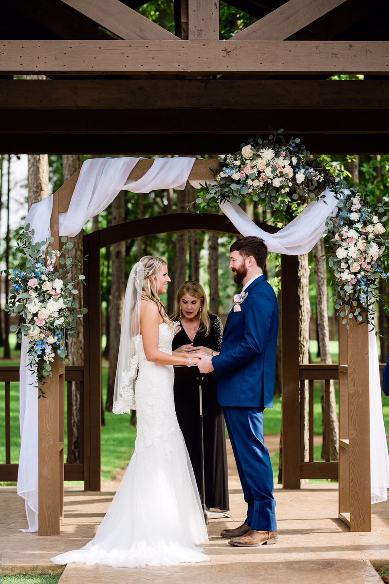 CCHS_CIS's tweet image. Just sitting here reminiscing on the magic that #creekfloral turned into reality for our wedding last month 🙌🏼☺️💭💐🌷#creekae @MrsSmithCCHS @CaneyCreekHS