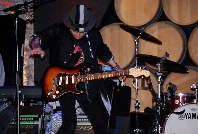 FuchsAudio's tweet image. Nils Lofgren rocking a couple of Fuchs Four-Aces combos on tour this year ! #fuchsaudio #fuchscasinoamps #fuchsfouraces #greatone #greattone #jerseymade #jerseystrong #nilslofgren #samash #americanmusicalsupply #madeinusa🇺🇸 #madeinusa #handcrafted #handm… bit.ly/2I5TIeq