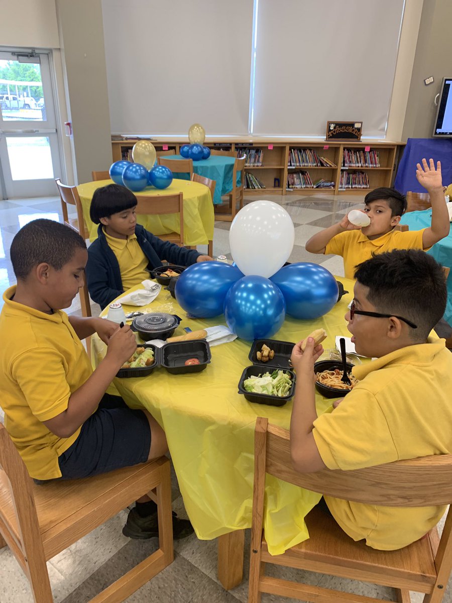 BRK8Wraparound's tweet photo. Thank you Olive Garden and @LLSusa for rewarding @ReaganK8_HISD scholars who helped raise $1679.50 during the Pennies for Patients Campaign!  They raised money to join the Hero Squad 💪and fight cancer and you celebrated their giving ❤️  @HISD_Wraparound https://t.co/4d4Kb0xY1H