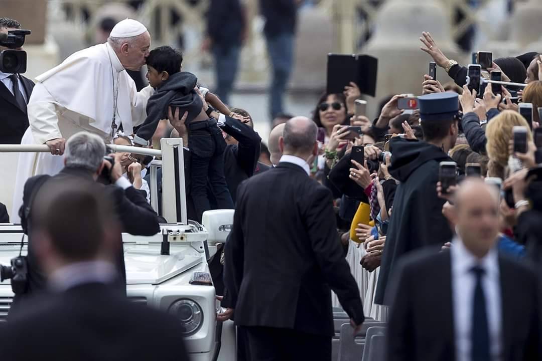 vaticannews_pt's tweet photo. É com a #oração que se vence a #solidão, a tentação, a desconfiança e se abre o coração para a #comunhão. A presença das #mulheres e de Maria intensifica essa experiência: foram as primeiras a aprender do Mestre a testemunhar a fidelidade do amor #PapaFrancisco #AudiênciaGeral https://t.co/GGo9bfYLKc