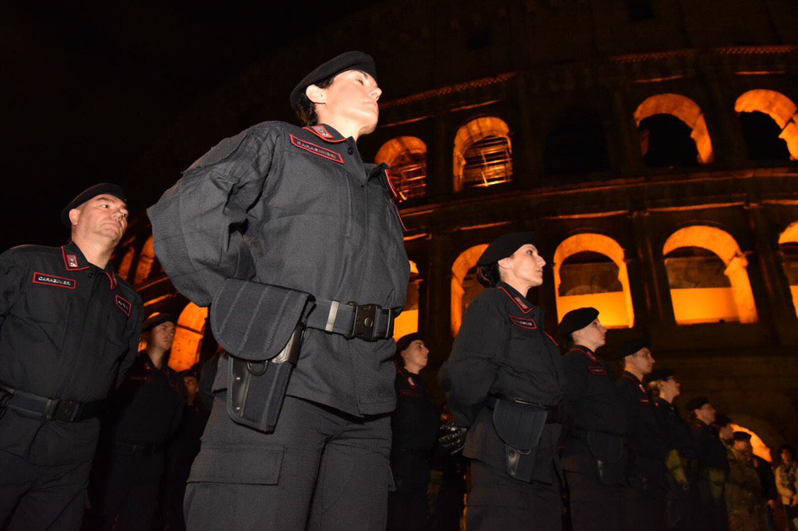 Verso il #2giugno 
In corso ora sui Fori Imperiali le prove notturne per la #FestadellaRepubblica 

#ForzeArmate #UnaForzaperilPaese