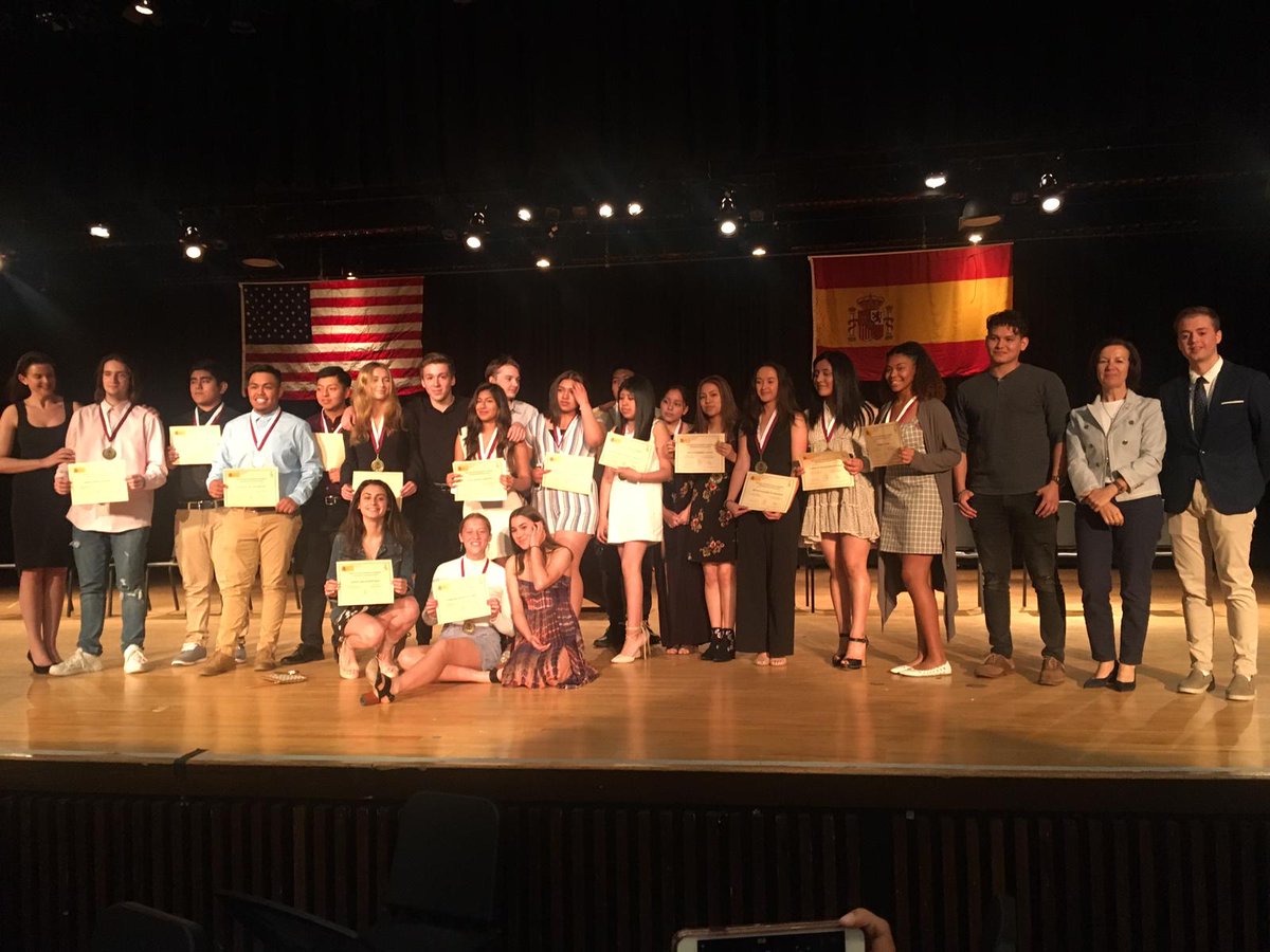 SpainEdOffice's tweet photo. Ceremonia de graduación de la #ISA  Southampton High School en Nueva York. Nuestras felicitaciones para toda la comunidad educativa, especialmente los recién graduados , y nuestra enhorabuena a Carlos Pérez, #auxSpain, por su gran trabajo. #orgullososdeserisa https://t.co/SASmAtId4t