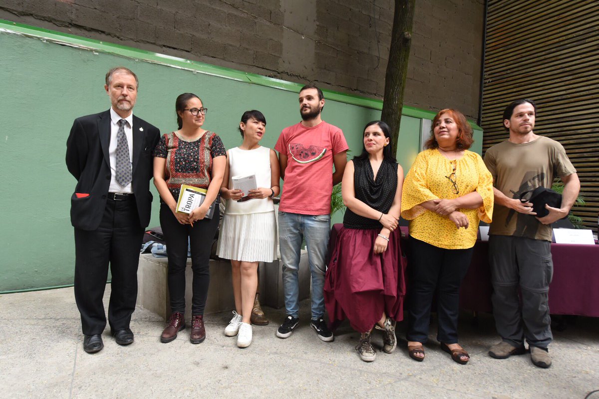 PeriodistasU's tweet photo. John Gibler, Marina Azahua, Jan Jarab, Griselda Triana, Daniela Rea, Pablo Ferri y Monica González durante la presentación del libro “La Tropa. Por qué mata un soldado”, en la Casa Refugio Citlaltépetl. Fotos: @alexmelon https://t.co/dGItHc7dWE