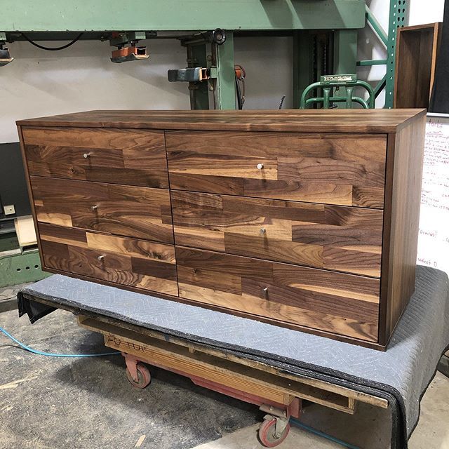 It’s been a major struggle to get things done in the new shop. Getting this dresser done feels really good.  Yes it’s late 😬 but it’s beautiful and that’s all that matters:) Solo woodshop move and setups are brutal. bit.ly/2WdwhcT