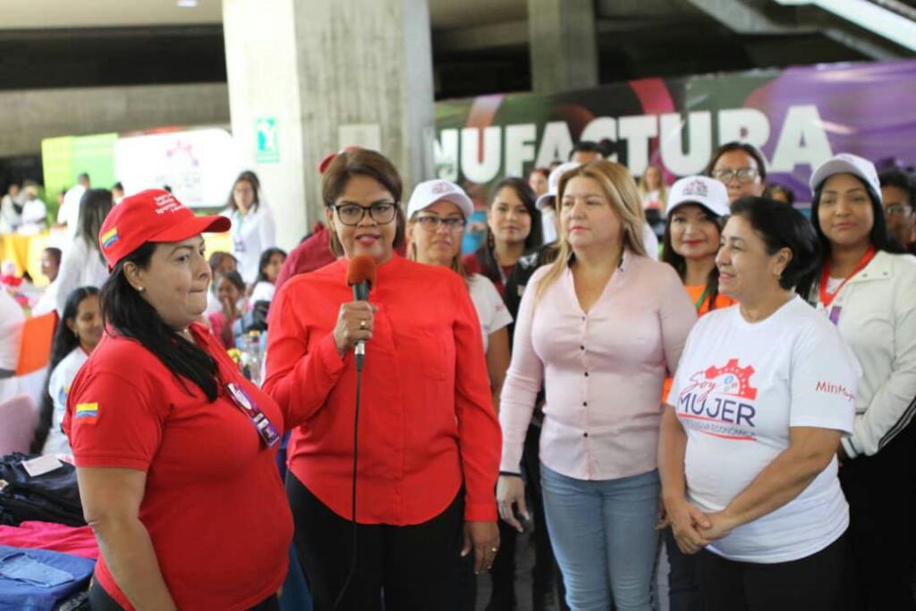 Min. Mujer otorgará 2 mil financiamientos a proyectos productivos. @VTVcanal8  vtv.gob.ve/min-mujer-2mil… #TrumpDesbloqueaVenezuela 
#SomosFuerzaProductiva 

@NicolasMaduro