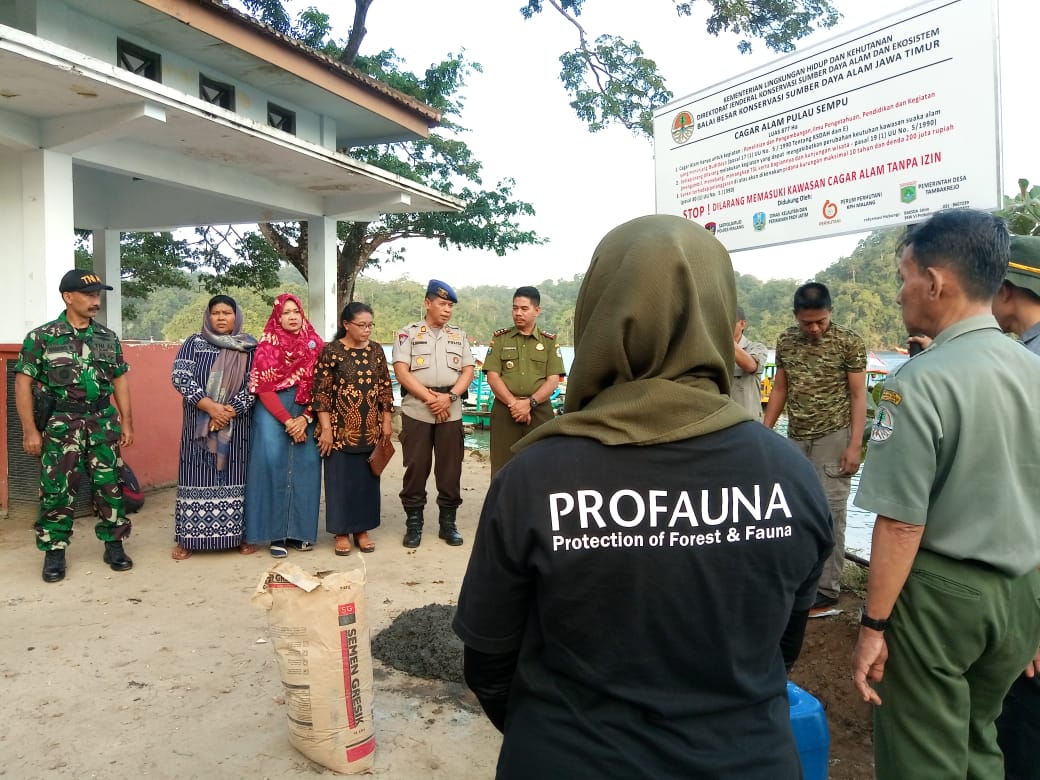 ProFauna's tweet image. Kemarin BBKSDA Jatim memasang papan informasi ttg pelarangan wisata di Cagar Alam Pulau Sempu. Pemasangan papan di Pantai Sendangbiru itu dihadiri PROFAUNA, kelompok nelayan, TNI AL, masyarakat desa, Perhutani, kepolisian dll. Cagar alam memang  tidak.boleh utk wisata #savesempu