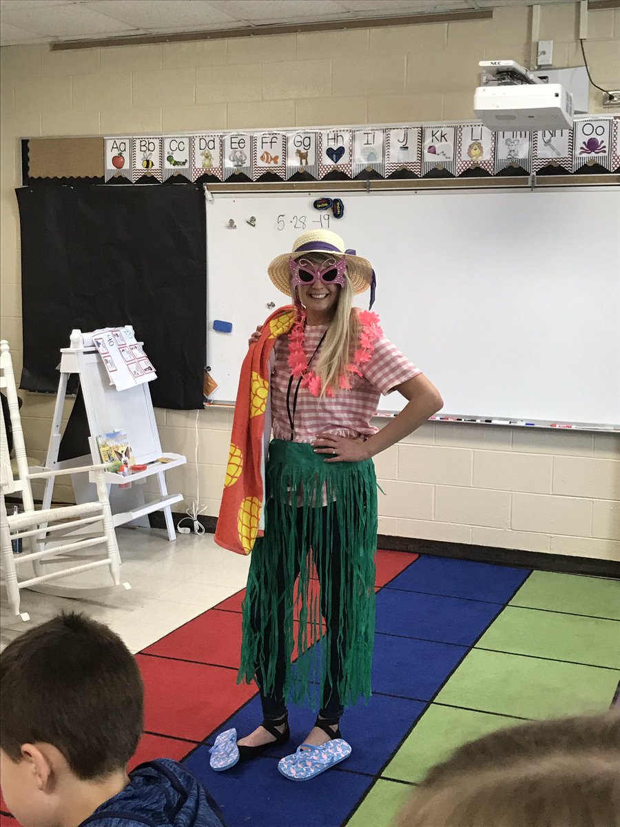 JenFranzese3's tweet photo. Miss Clark’s class dressed her for her honeymoon! @MissClark113 thanks for being such a good sport! #sd113a #owbears https://t.co/SQlxLyIeEW