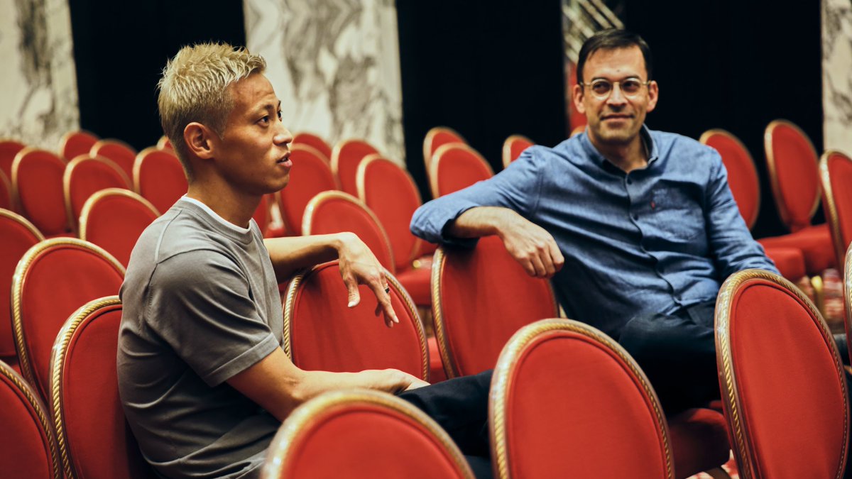 mskkpr's tweet image. de:code 会場を訪問した本田圭佑さんと社長の平野が意見交換。
短い時間でしたが、海外でのビジネスやチャレンジなど、話題は多岐にわたりました。
#decode19