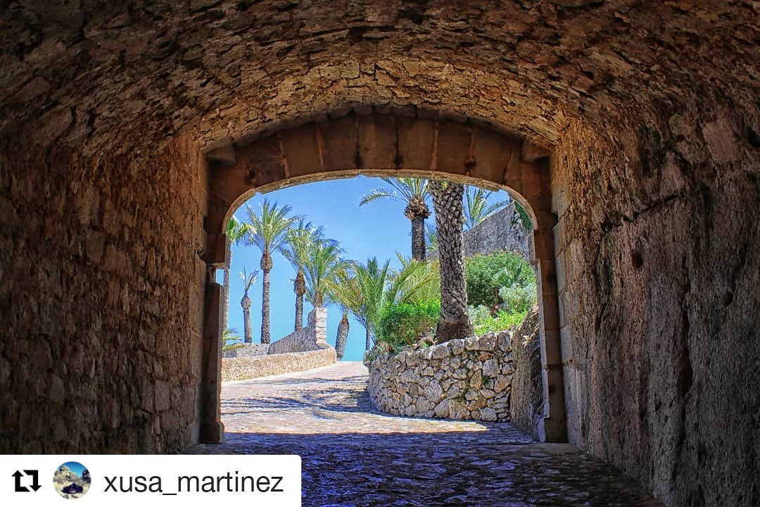 _peniscola's tweet photo. En #Peñiscola puedes encontrar escenarios de cine en cualquier parte 🎥 El Parque de Artillería fue una de las localizaciones de "El Ministerio del Tiempo", de @La1_tve 🎬 Gracias por la foto @xusa_martinez 📸
 #peñiscoladecine #pueblosmbe #VisitSpain #spain #tripgoals #escapada https://t.co/9nI8jIVX3a