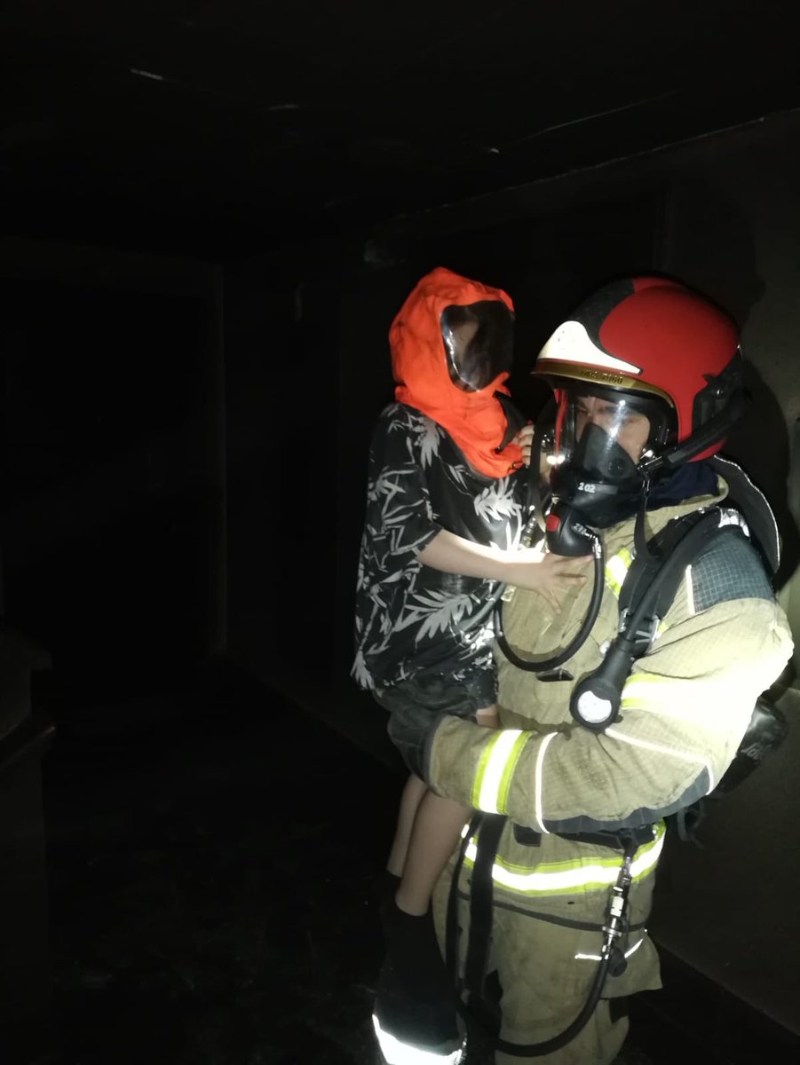 BomberosVLL's tweet photo. Una noche complicada para @BomberosVLL con tres incendios en viviendas.
El primero en #calleSerraníaDeRonda a la 01:25h
El segundo en el #paseoDelCauce 01:39h donde hemos evacuado varías familias.
El tercero en #calleMonegros a las 06:44h en casa molinera https://t.co/wd0579dlFy