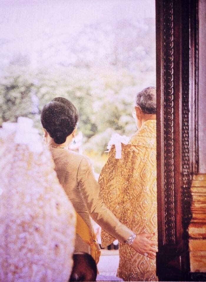 kin9stillonmind's tweet photo. “…พระบาทสมเด็จพระบาทพระเจ้าอยู่หัว รับสั่งกับข้าพเจ้าเสมอว่า ไม่มีที่ไหนเหมือนแล้วเมืองไทย ที่คนไม่ว่าจะยากจนเพียงไร ยังเบิกบานชุ่มชื่นในการให้ ข้าพเจ้าเชื่อว่านี่คือมรดกอันประเสริฐที่คนไทย เราได้รับตกทอดกันมาหลายร้อยปี..”
#พระราขดำรัส #สมเด็จพระนางเจ้าสิริกิติ์ https://t.co/egefyoyrQd