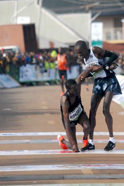 Соперник помог. Соперник помог. Фрагмент эфира кхл тв. Соперник помог. Добежал до финиша юмор фото.
