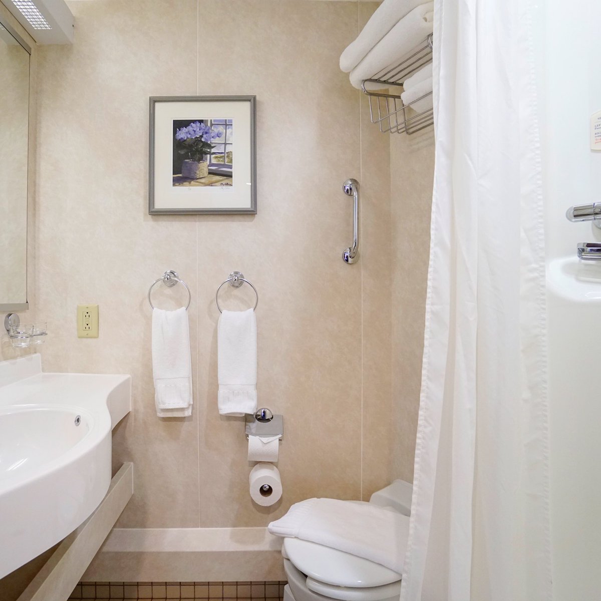 PopularCruising's tweet image. Compact with a tiny shower is the ocean view #stateroom #bathroom on @VictoryCruise #VictoryI #GreatLakes #cruise #travel