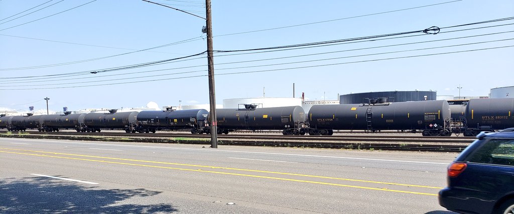 sarahforpdx's tweet photo. @NicholasCaleb2 @ambrown They're so gross. There was one #bombtrain so long today, I couldn't count the cars around the bend.

#WeBuildGreenCities #GreenCityPortland #ClimateAction #EXTINCTIONREBELLION #FossilFuelBan https://t.co/FnfHBq0Amx