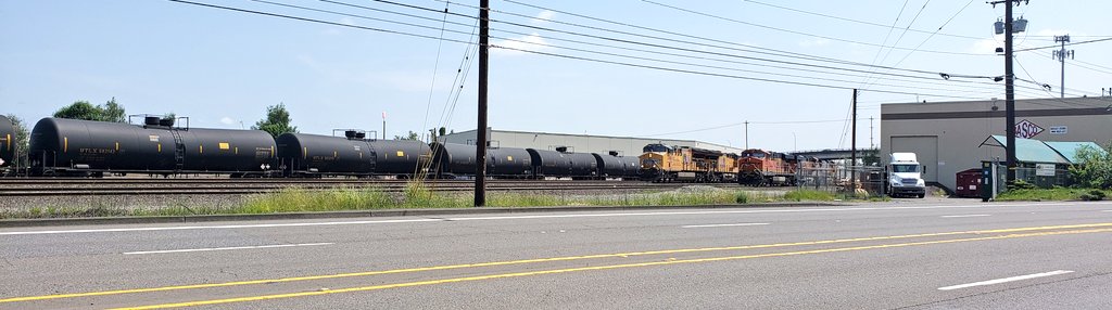 sarahforpdx's tweet photo. @NicholasCaleb2 @ambrown They're so gross. There was one #bombtrain so long today, I couldn't count the cars around the bend.

#WeBuildGreenCities #GreenCityPortland #ClimateAction #EXTINCTIONREBELLION #FossilFuelBan https://t.co/FnfHBq0Amx