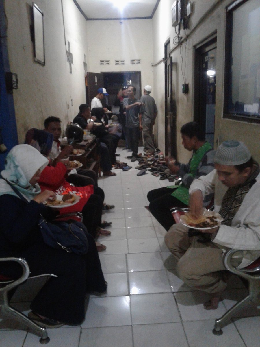 Dfans_Ofc's tweet photo. BUKBER WARGA SINDANGKASIH
seruuu dan Petcaaaaahh...
Terimakasih warga sindangkasih Yg sudah datang dan Artis Pantura yg sllu Support juga.
#bukber
#wargasindangkasih
#sindangkasihfm
#radioewongcirebon
#ajaklalen https://t.co/V3g2ighMmh