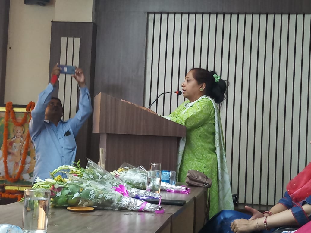 SapnaSaraf3's tweet photo. @DistrictPanchayat मे मासिकधर्म स्वच्छता दिवस मे @collector @SanjayKumarAlung CEO panchayat @ReteshAgrewal CMO dr. @madhulikasingh #legislator #takhatpur @rashmsingh के द्वारा #SafeNSure सेनेटरी पैड का pramot वितरण किया गया है #SafePeriods with SK Napkins organik pads https://t.co/I2oaMUz0jx