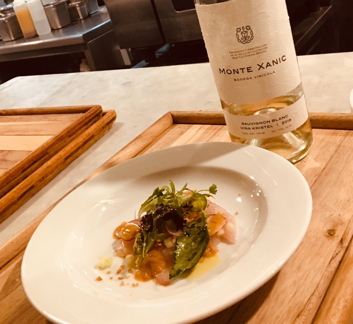 AitanaRest's tweet photo. 🐟 Tiradito de Kampachi con emulsión de chile cuaresmeño, salsa ponzu y lechugas de yolcan.
Maridaje: Monte Xanic Sauvignon Blanc Viña Kristel
#MXFest #MXFest2019 #CenaACiegas 🥂🍷@Monte_Xanic https://t.co/Cgp57fPSkU