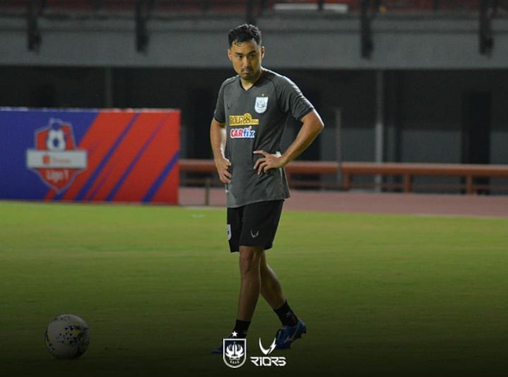 CARfixIndonesia's tweet photo. Hi, sudah siap nonton pertandingan PSIS vs Persebaya nanti malam? Jangan lupa check mobilnya dulu di carfix ya sebelum berangkat ke Surabaya, ini nih shoei matsunaga yg sedang serius latihan semalam di Gelora Bung Tomo Sby

#GaspolPokokmenPSIS
#carfixforPSIS https://t.co/geeDQtWiMt
