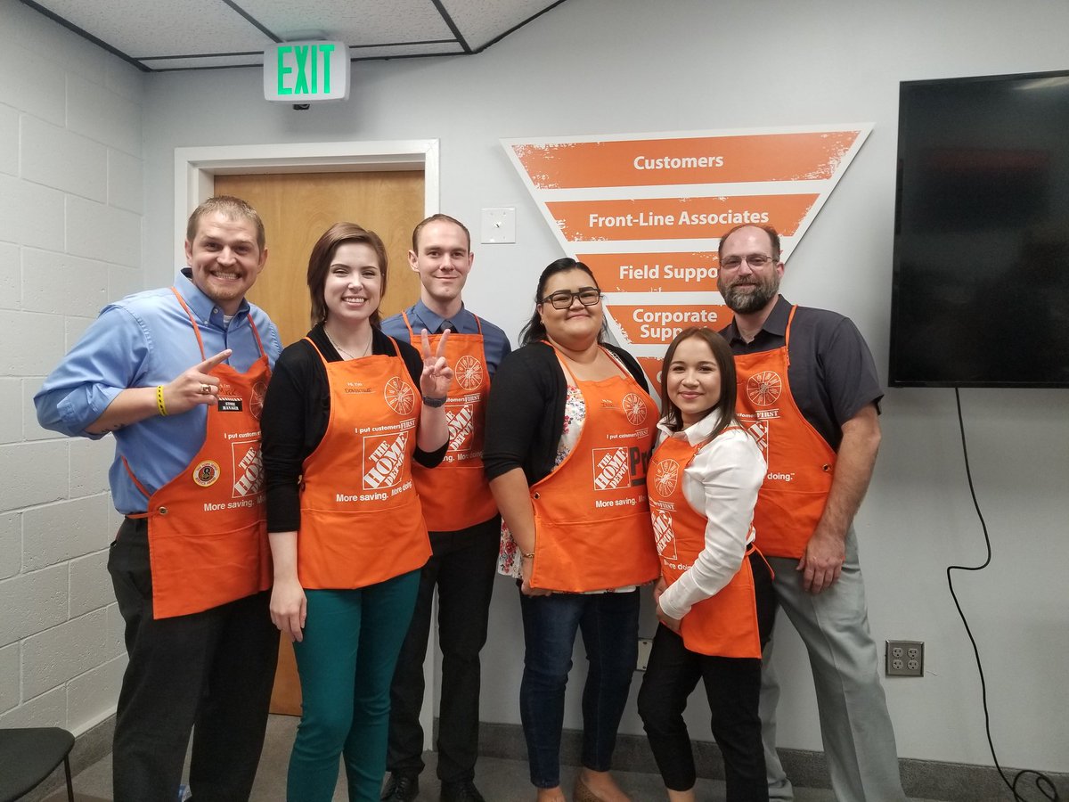Penguingirl75's tweet image. Congratulations to our HiPo graduates! #teamg3 is proud of your accomplishments!!! Great job Itzel, Richard, Dominique, Christian and Angeles!!! @TeamGlendale3 @2014medrano @jacki_mccord @OrangeLiving10 @depochic1