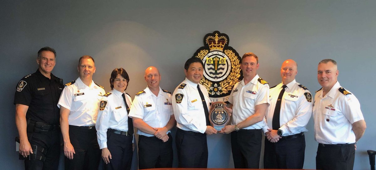 DeputyChow's tweet image. Thank you to the command staff from #HMCSVancouver for stopping by to present a plaque, recognizing our strong relationship. Best wishes to Commander Kouwenberg who is moving on to #HMCSCalgary. #Navy #LandandSea #UnitedinService @VancouverPD @HarjitSajjan