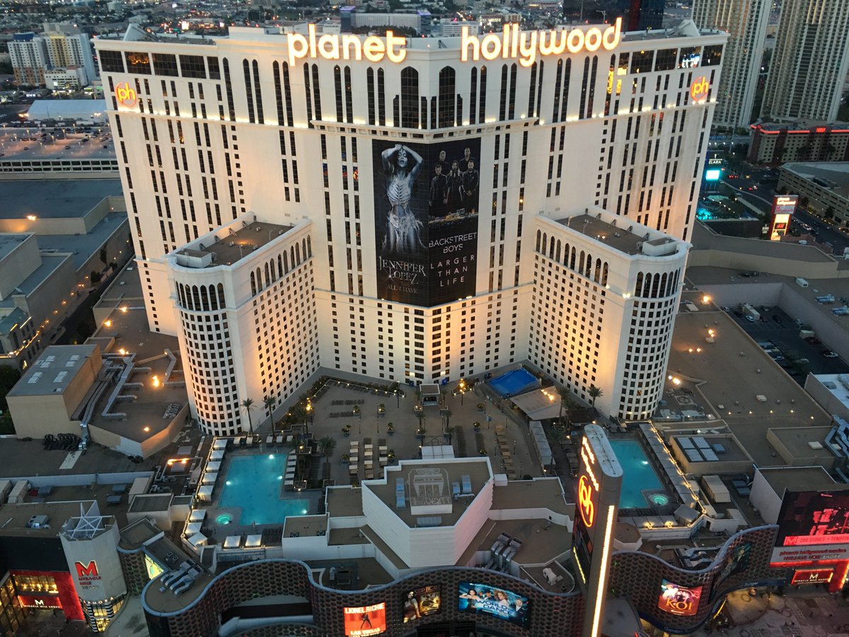 VegasAdjacent's tweet photo. #SecretSlot mural on top of the Miracle Mile shops at PH. Spotted by my buddy @JoeQ_sd. If anyone knows why this is there, lmk. https://t.co/V8fKE24GaH