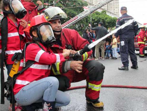 bomberos_aragua's tweet photo. Via @DGNBEnLinea  #ProgramaDeFormacion || Sabias Que.. Uno de los objetivos pedagógicos de “pequeños bomberos” es crear en los niños valores humanos y sociales, importancia del trabajo en equipo, servicio comunitario y disciplina. @NicolasMaduro… https://t.co/aWpzBBVnHM https://t.co/PwaAfIMJkA