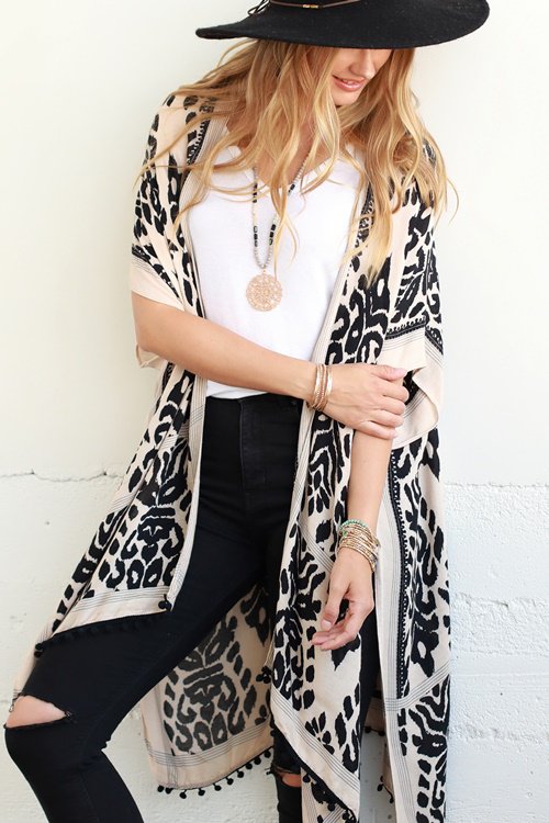 LisaMarieChicB1's tweet image. :::NEW ARRIVAL::: The Pom Pom Kimono. Own the day when you wear the The Pom Pom Kimono! Decorated in gorgeous cream &amp;amp; black leopard-like print featuring mini pom pom around the trim. #lisamariechicboutique #boutique #explorecollection #kimono #fashion #fashionista #style