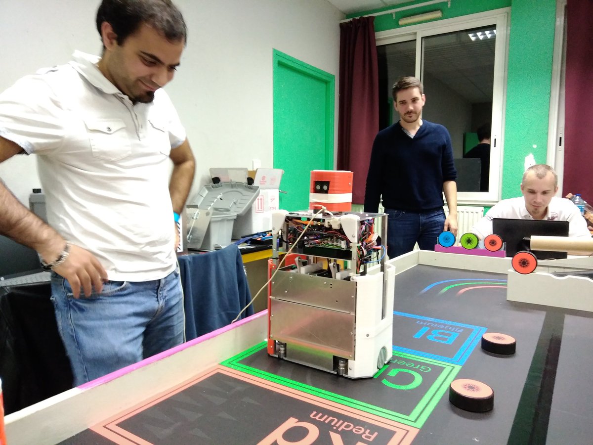 CubotAsso's tweet photo. 2 robots homologués en ce premier jour de coupe, un accueil très sympa des @AIGRIS_Birds pour bosser en soirée, et on vous retrouve aujourd'hui stand 44 pour les premiers matchs !
#cdr2019 #AtomFactory https://t.co/TeGDIYvUie