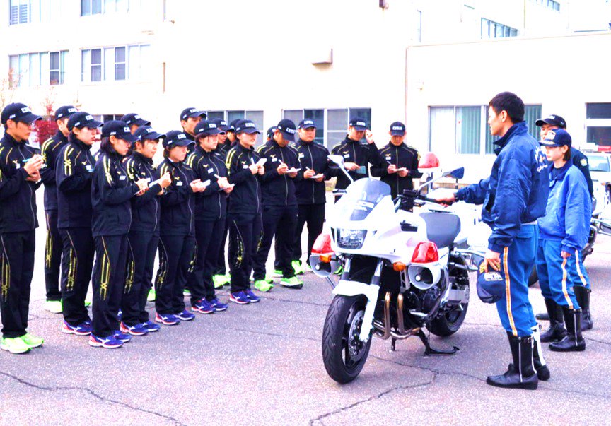 福井県警察採用プロジェクトチーム 福井県警察学校レポート 警察学校 の初任科生たちが 交通機動隊を見学しました 隊員から交通機動隊の業務を学び 本物の白バイにまたがりました 白バイ隊員に憧れて警察 官を目指す方もたくさんいます 警察官採用募集 福井県警察採用プロジェクトチーム 福井県警察学校レポート 警察学校 の初任科生たちが 交通機動隊を見学しました 隊員から交通機動隊の業務を学び 本物の白バイにまたがりました 白バイ隊員に憧れて警察 官を目指す方もたくさんいます 警察官採用募集