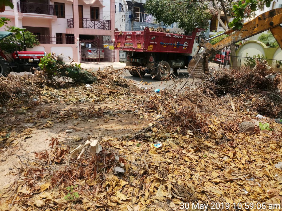 bmcbbsr's tweet photo. Massive cleanliness drive carried out across the city to lift the green garbage, waste.
#RebuildBhubaneswar https://t.co/0Q3azh9TWW