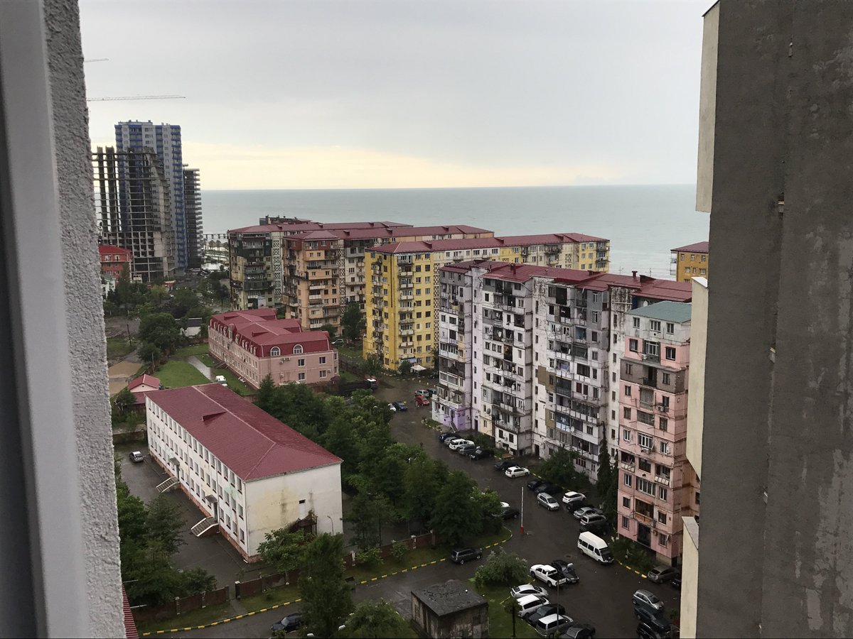 1 комнатная квартира У мория сдается квартира посуточнно
- с видом на море. 
- в квартирые есть все удобства: wi-fi, горячий душ, кондиционер и т.д.
Внизу дома большой магазины, рестораны и кафешки,
Admin Zvio. viber, WhatsApp, WowApp, imo, Dou +995 593 75 48 48. 577301956