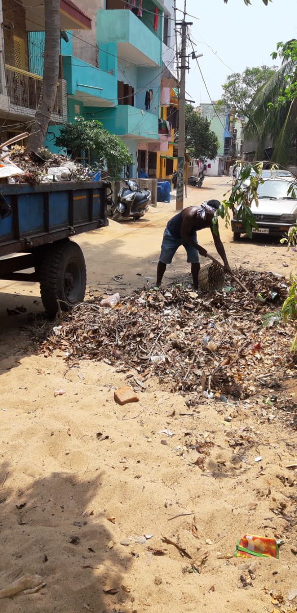 bmcbbsr's tweet photo. Massive cleanliness drive carried out across the city to lift the green garbage, waste.
#RebuildBhubaneswar https://t.co/0Q3azh9TWW