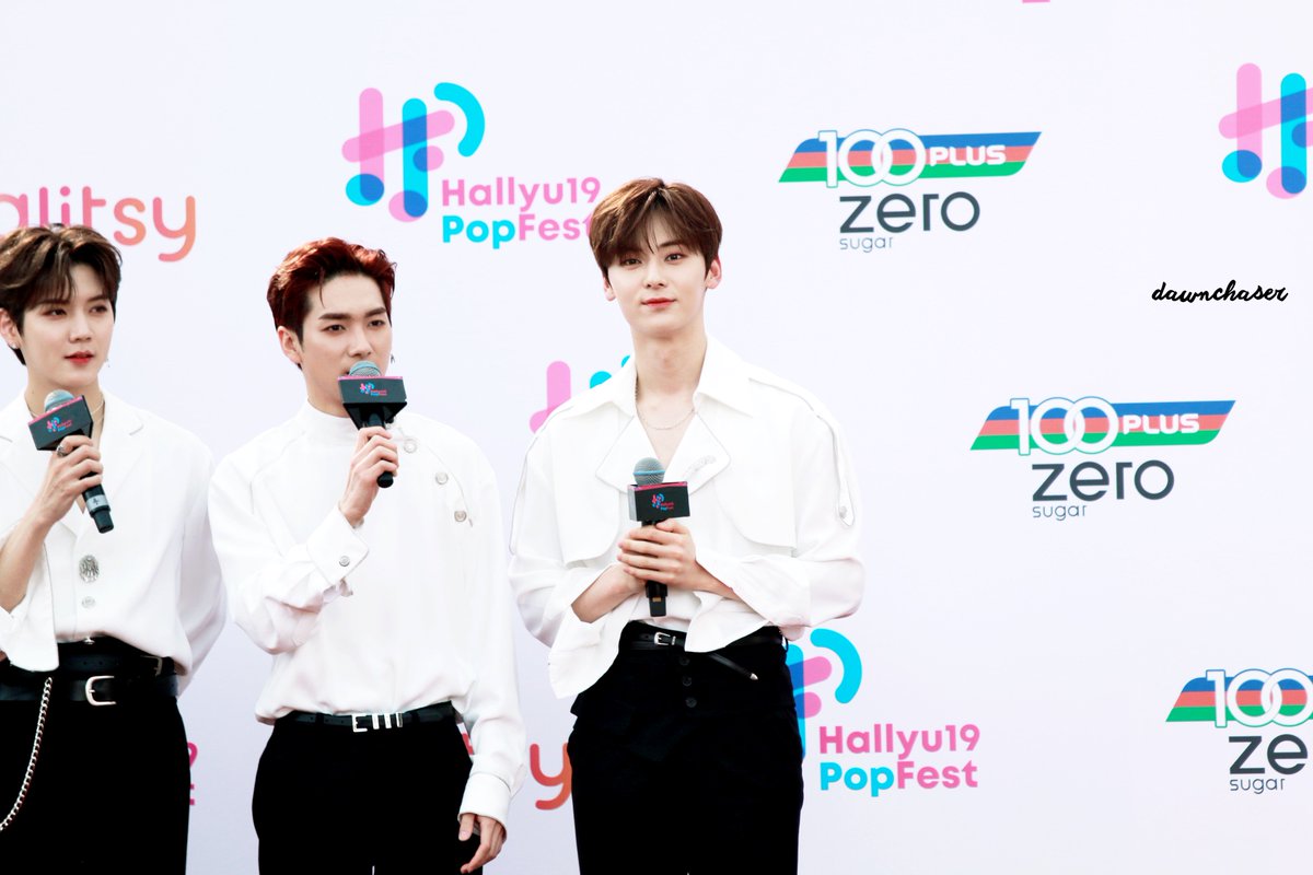 spiderkyu's tweet photo. 190525 #HallyuPopFest2019 😻 #최민기 #곽아론 #황민현 #뉴이스트 https://t.co/OtH03QPpDg