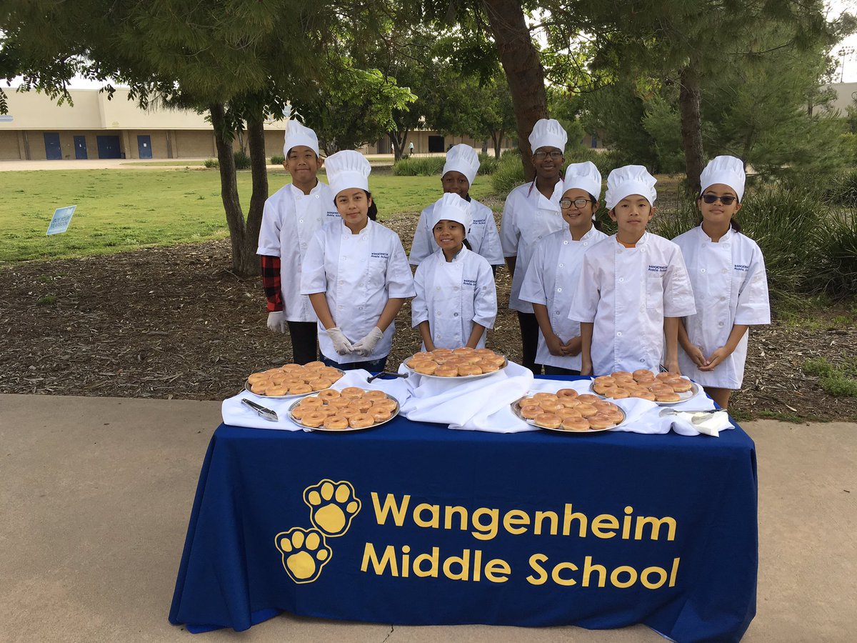 sdusdwangenheim's tweet photo. #BetterSD 6th &amp; 7th Grade Awards Assembly honoring academic achievement and excellence in performing arts🙂 https://t.co/mlgYLEeqGB
