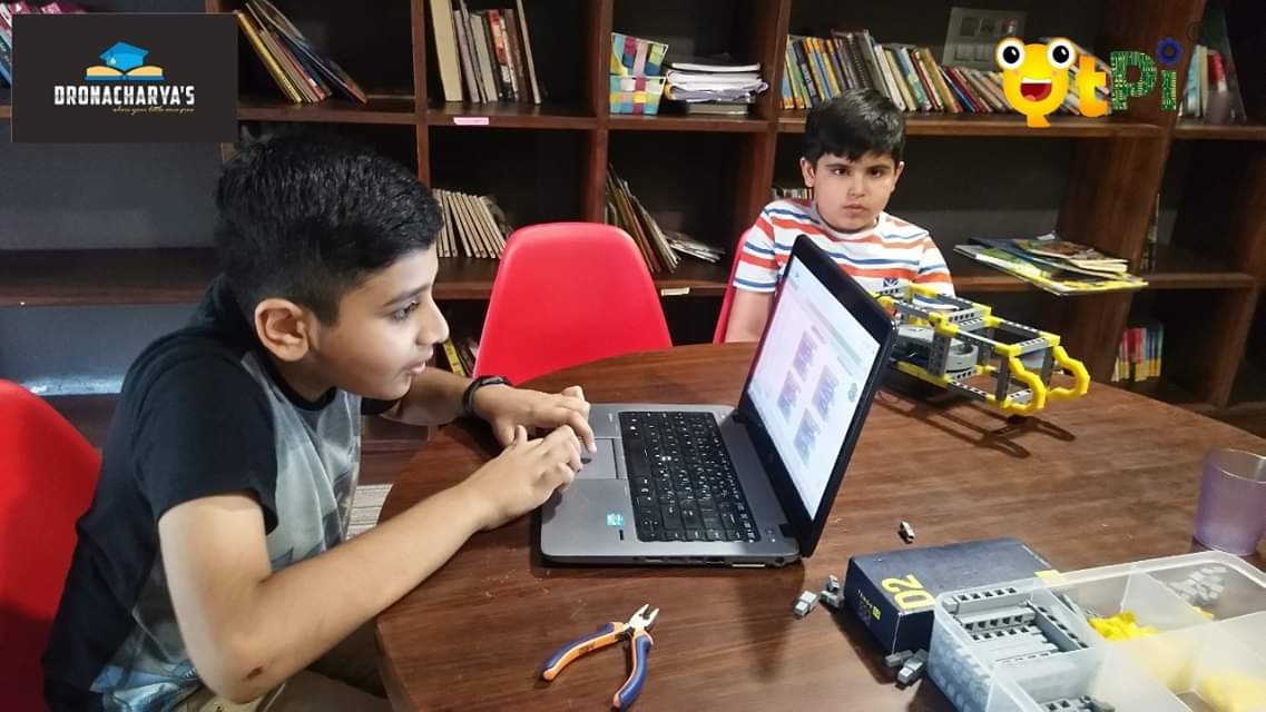 qtpiofficial's tweet photo. QtPi students at Dronacharya's are having fun in building projects and programming to create an app to control/play with the project.
#QtPi #Robotics #Robot #QtPiInDelhi #Programming #App #Project #Tinkering #Building #Qbricks #LogicalThinking #Creativity #CriticalThinking https://t.co/sgZK5Bjdnc